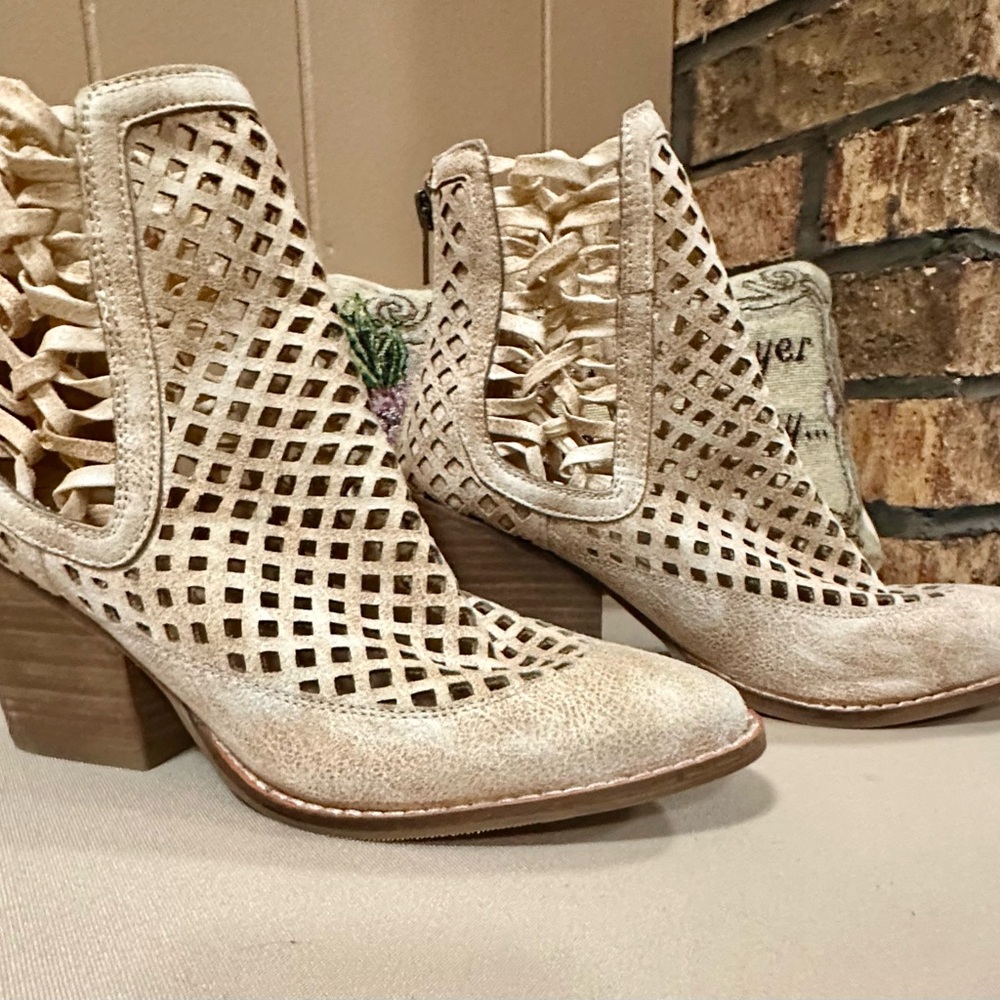Women's Cream Ankle Boots
